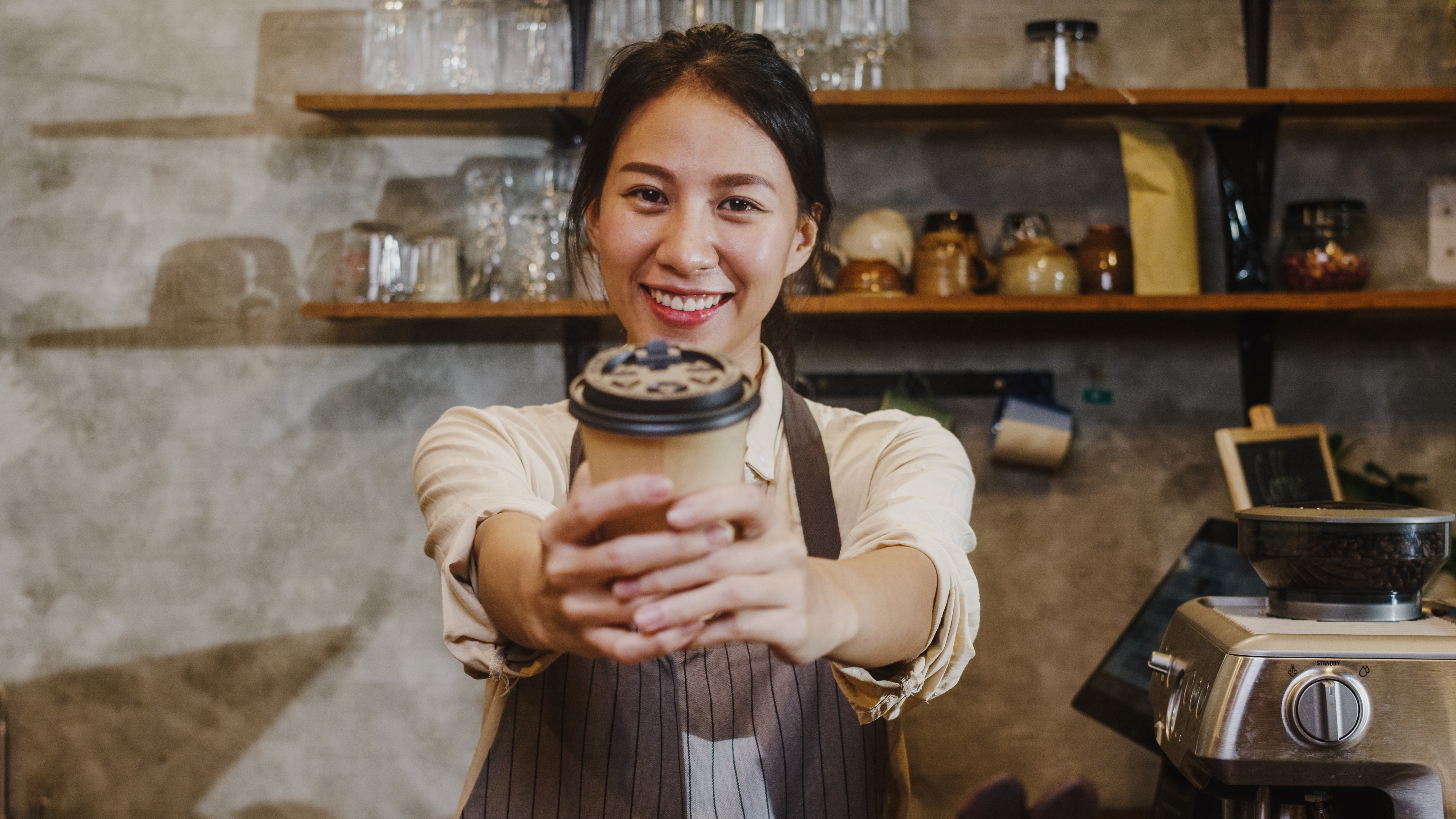 Barista preparando café
