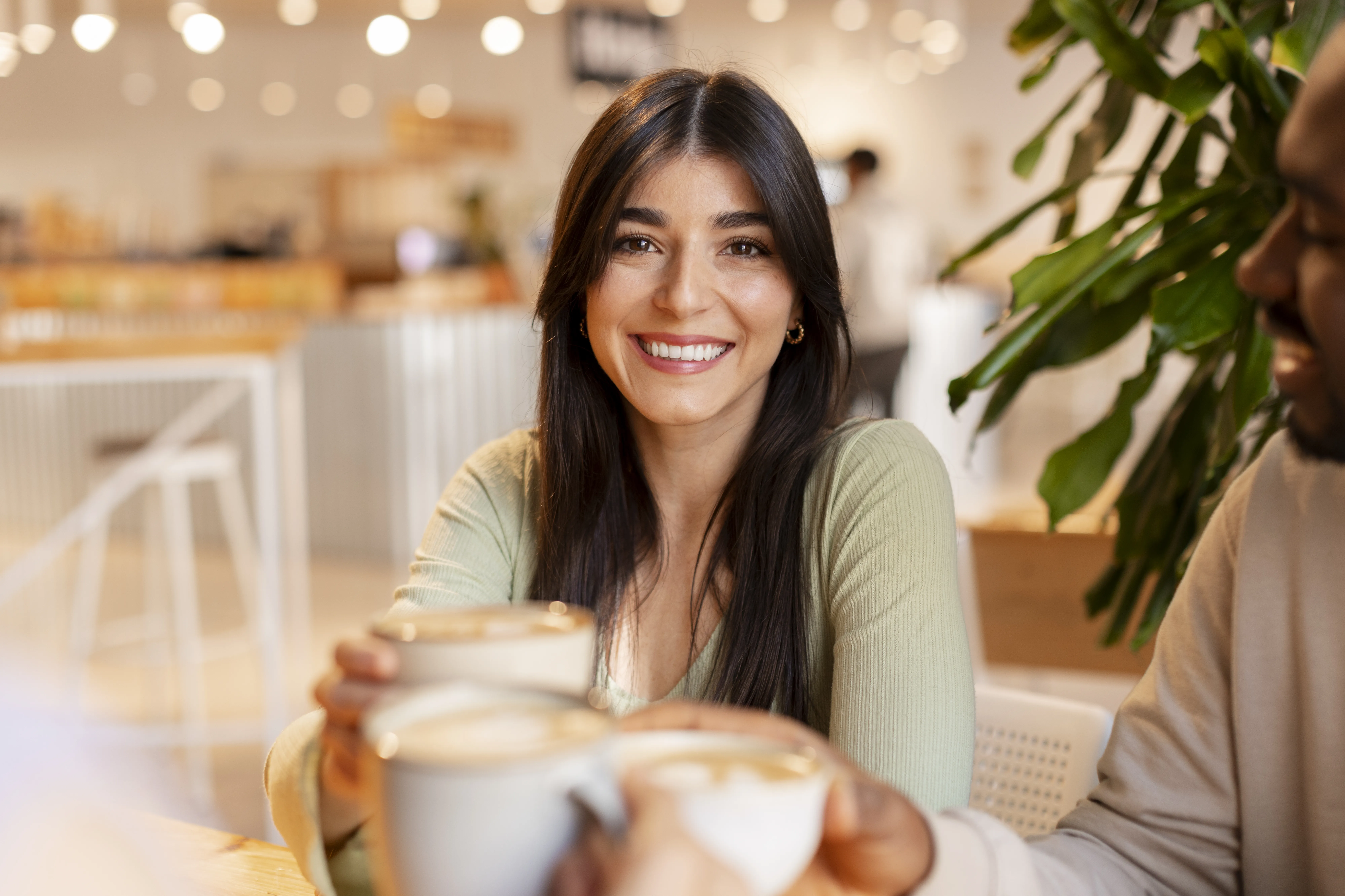 Mujer disfrutando su café