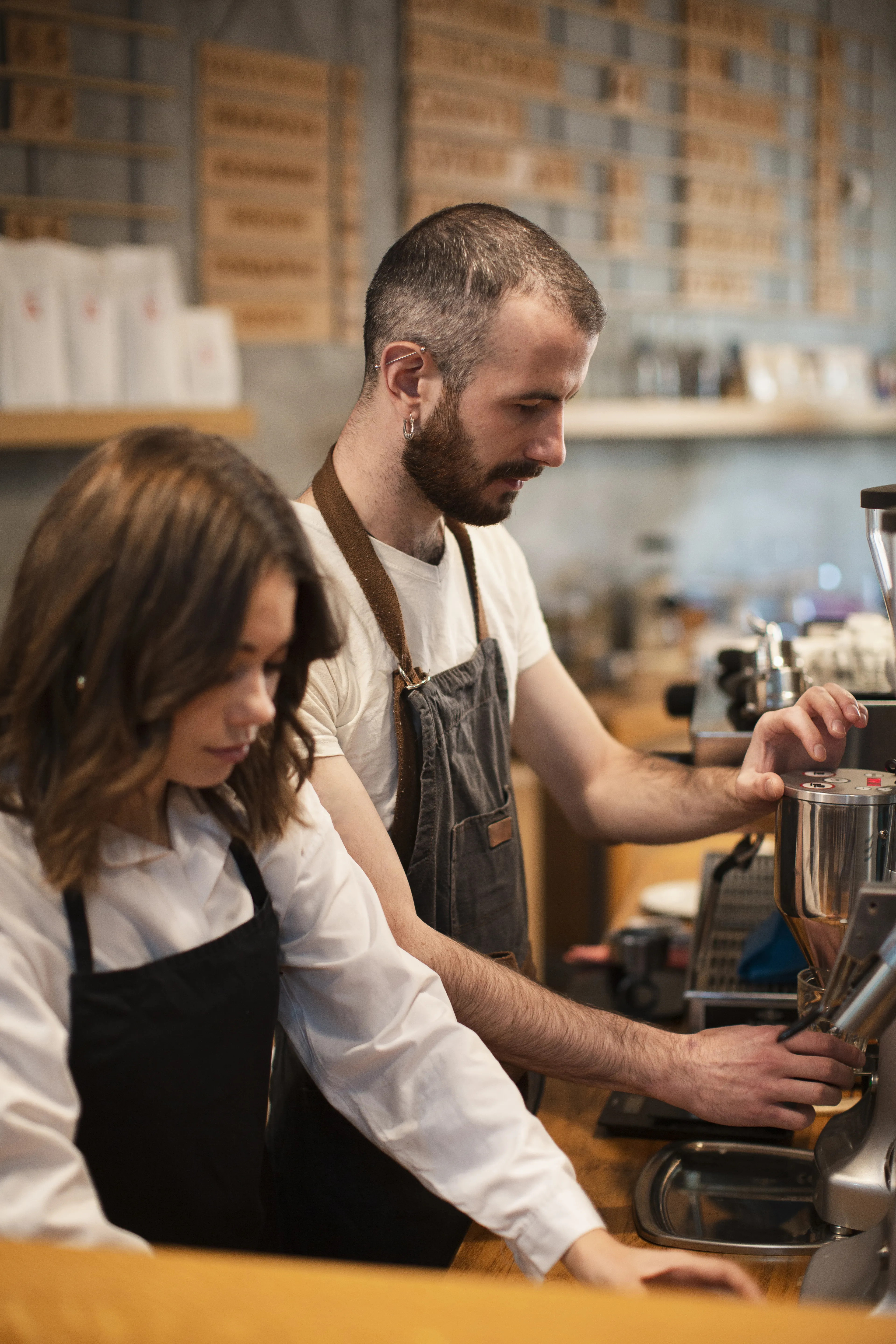 Barista preparando café